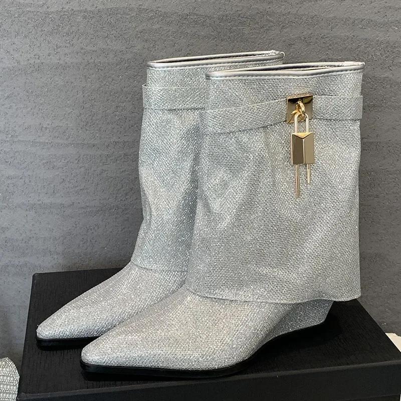 Блестящие дизайнерские ботинки на танкетке, женские, с застежкой-пряжкой, с острым носком, модные брендовые ботильоны, роскошные, с кристаллами, на высоком каблуке, короткие женские ботинки 39
Блестящие дизайнерские ботинки на танкетке, женские, с застежкой-пряжкой, с острым носком, модные брендовые ботильоны, роскошные, с кристаллами, на высоком каблуке, короткие женские ботинки 39