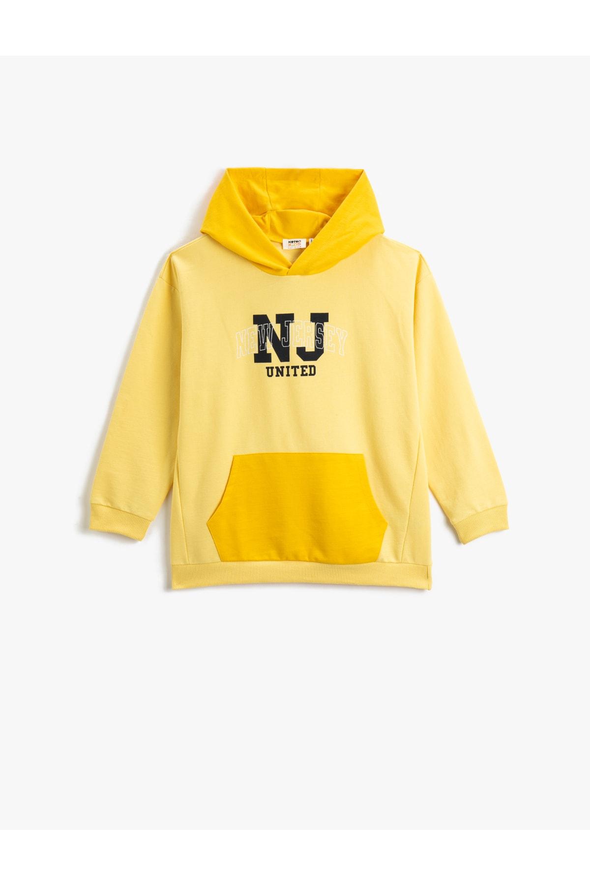 Толстовка с капюшоном и карманами-кенгуру в стиле колор-блок..
Толстовка с капюшоном и карманами-кенгуру в стиле колор-блок..