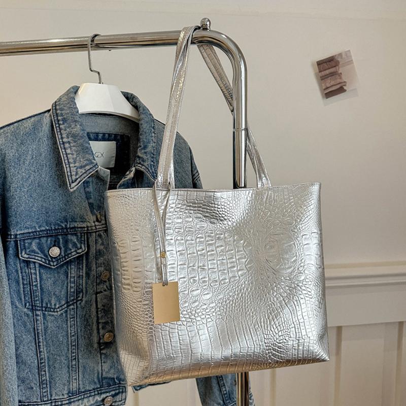 Женская сумка через плечо с ручкой в стиле ретро из искусственной кожи с узором под крокодила и большой емкостью 33x11x31cm серебряный
Женская сумка через плечо с ручкой в стиле ретро из искусственной кожи с узором под крокодила и большой емкостью 33x11x31cm серебряный
