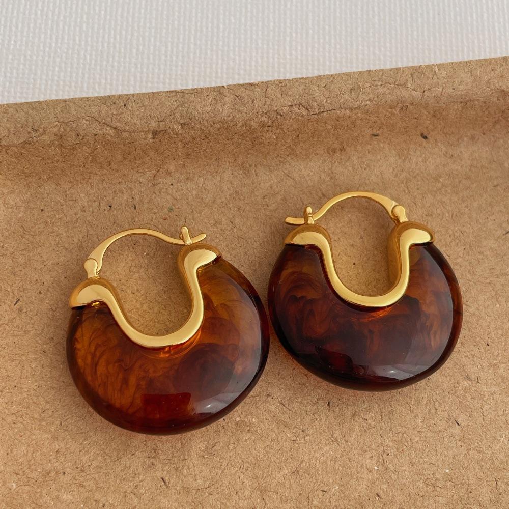 Vintage French Vibrant Resin Bold U Shape Hoop Earrings For Women Girls 18K Real Gold Plated Copper Statement Jewelry коричневий
Vintage French Vibrant Resin Bold U Shape Hoop Earrings For Women Girls 18K Real Gold Plated Copper Statement Jewelry коричневий