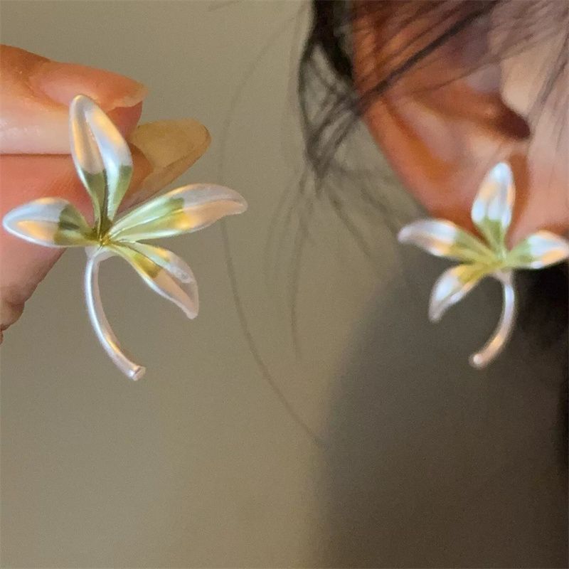 New Elegant Enamel Floral Flower Stud Earrings for Women Cute Minimalist Plant Leaf Earring Party Ear Accessory Y2K Zircon Gift
New Elegant Enamel Floral Flower Stud Earrings for Women Cute Minimalist Plant Leaf Earring Party Ear Accessory Y2K Zircon Gift