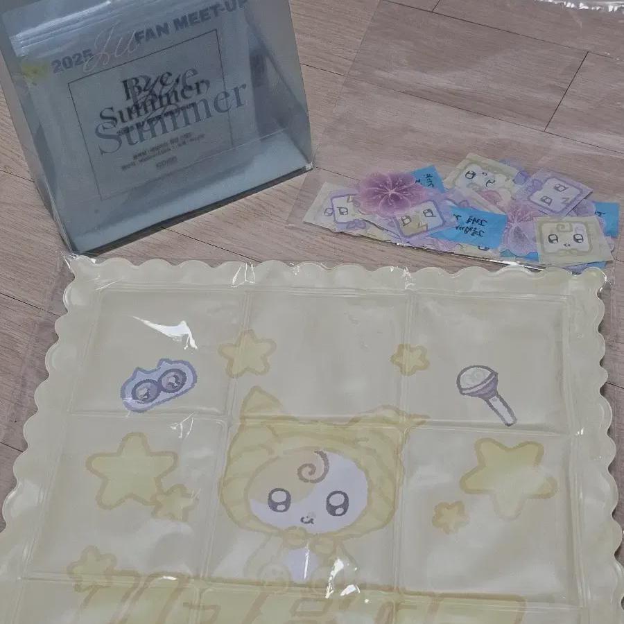 Iu Sunday Fan Yeokjogong Set
Iu Sunday Fan Yeokjogong Set