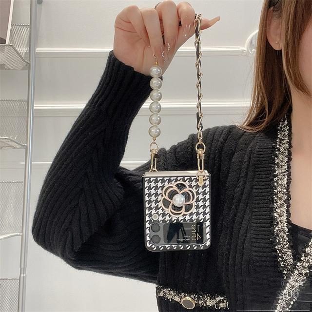 Роскошный чехол для телефона из искусственной кожи с 3d жемчугом и камелией «гусиные лапки» для Samsung Galaxy Z Flip 4 3 5g, чехол через плечо с цепочкой и ремешком на запястье For Samsung Z Flip 3
Роскошный чехол для телефона из искусственной кожи с 3d жемчугом и камелией «гусиные лапки» для Samsung Galaxy Z Flip 4 3 5g, чехол через плечо с цепочкой и ремешком на запястье For Samsung Z Flip 3