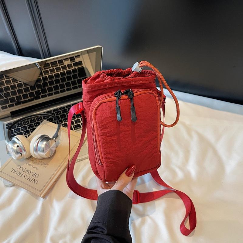 Casual Drawstring Nylon Small Square Bag Women S Simple Portable Messenger Mobile Phone Bag Versatile Commuter Bag красный
Casual Drawstring Nylon Small Square Bag Women S Simple Portable Messenger Mobile Phone Bag Versatile Commuter Bag красный