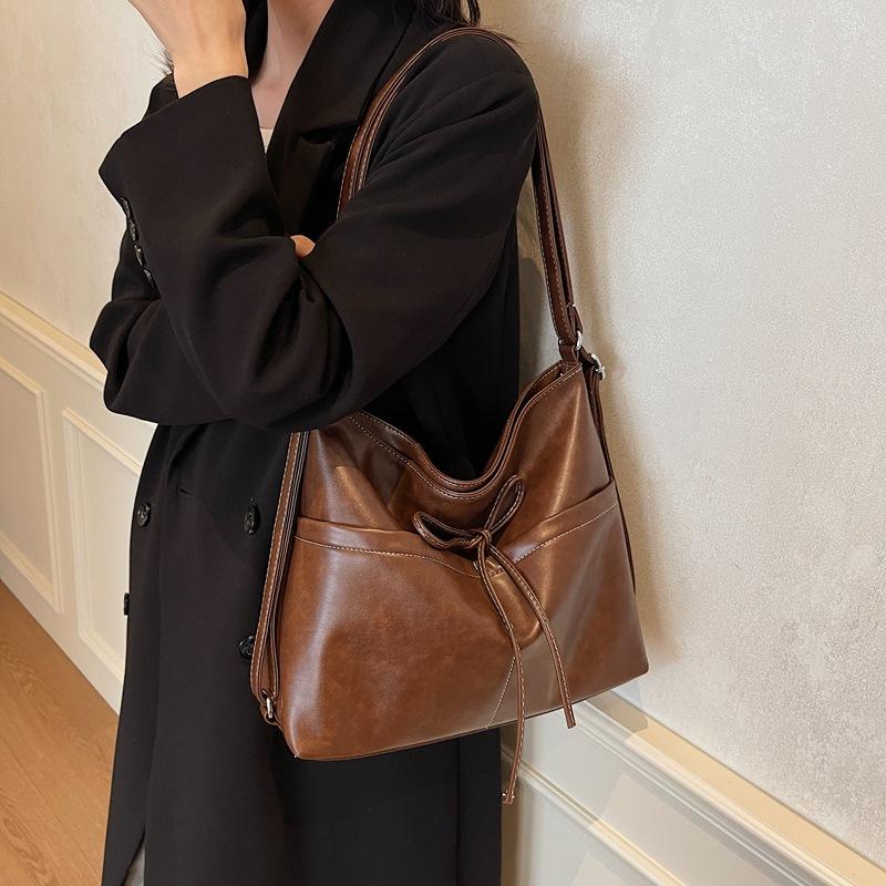 Niche versatile large-capacity tote bag women s 2025 new fashion bow underarm bag retro shoulder messenger bag коричневий
Niche versatile large-capacity tote bag women s 2025 new fashion bow underarm bag retro shoulder messenger bag коричневий