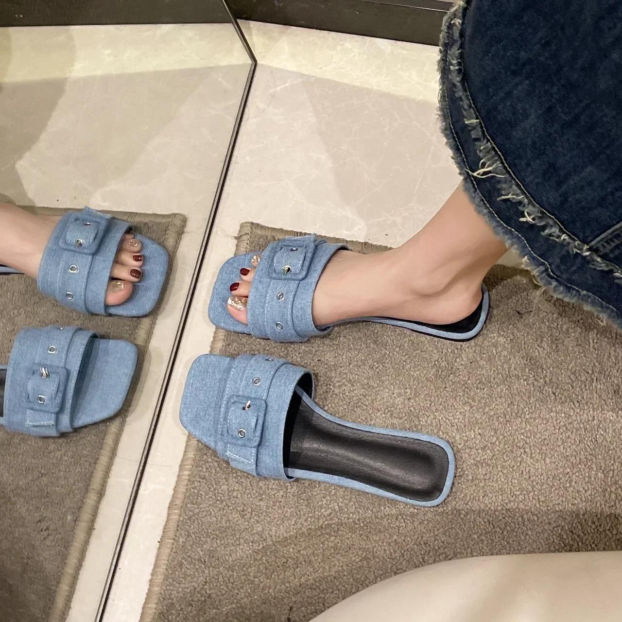 Модные сандалии и тапочки для женщин 2024 года, новые летние пляжные шлепанцы с квадратным носком, универсальные джинсовые туфли синего цвета с квадратной пряжкой на плоской подошве 43 синий
Модные сандалии и тапочки для женщин 2024 года, новые летние пляжные шлепанцы с квадратным носком, универсальные джинсовые туфли синего цвета с квадратной пряжкой на плоской подошве 43 синий