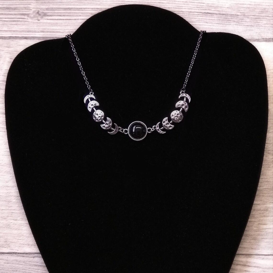 Temperament Gothic Sliver Color Crescent Moon Triple Moon Goddess Opal Necklace for Women Halloween Party Amulet Jewelry Gifts
Temperament Gothic Sliver Color Crescent Moon Triple Moon Goddess Opal Necklace for Women Halloween Party Amulet Jewelry Gifts