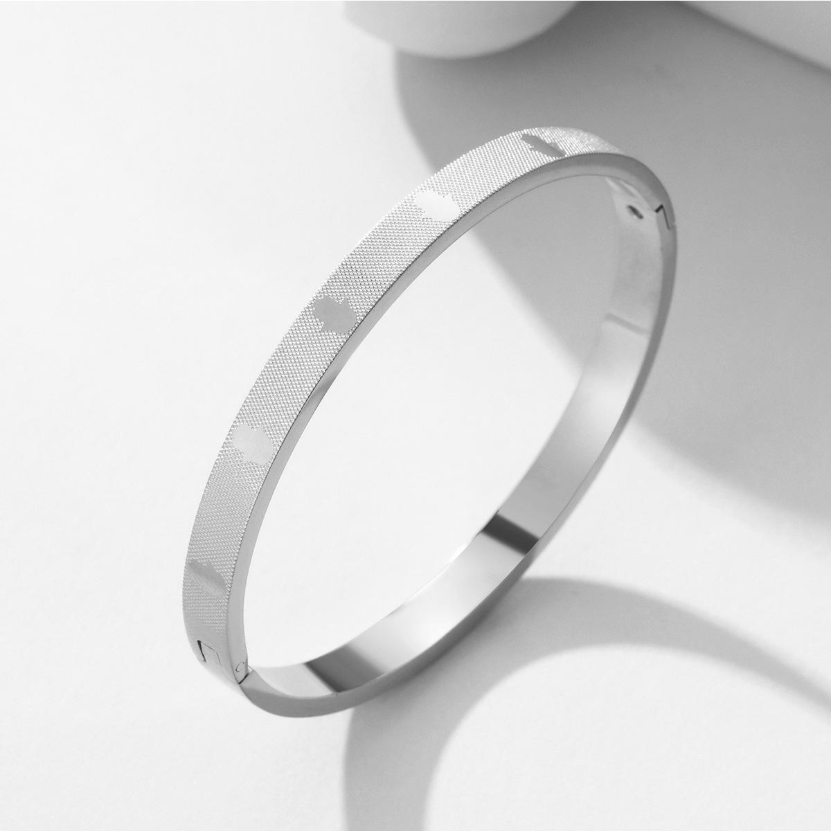 New titanium steel bracelet creative corrosion palm pattern buckle couple bracelet stainless steel jewelry
New titanium steel bracelet creative corrosion palm pattern buckle couple bracelet stainless steel jewelry