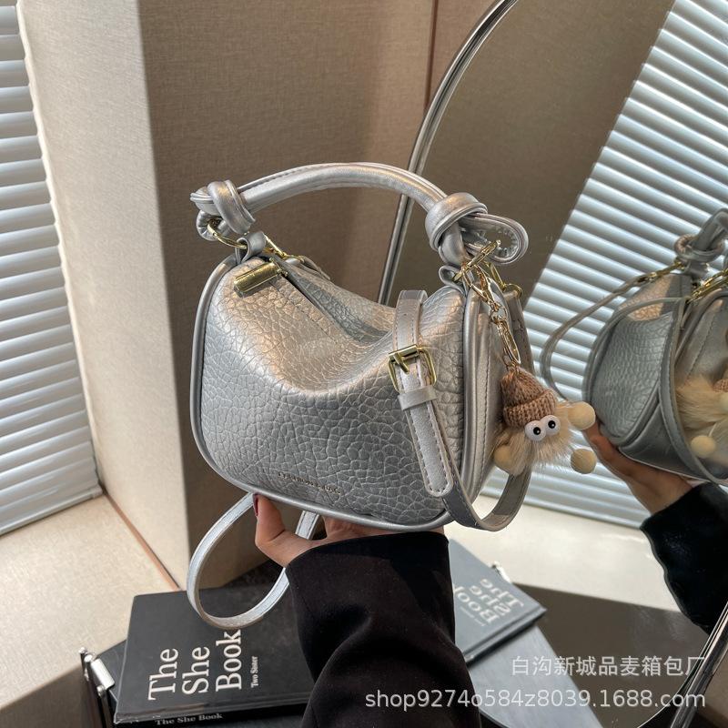 French niche fashion portable small bag women s bag 2025 new trendy temperament shoulder bag foreign style messenger small square bag срібний
French niche fashion portable small bag women s bag 2025 new trendy temperament shoulder bag foreign style messenger small square bag срібний