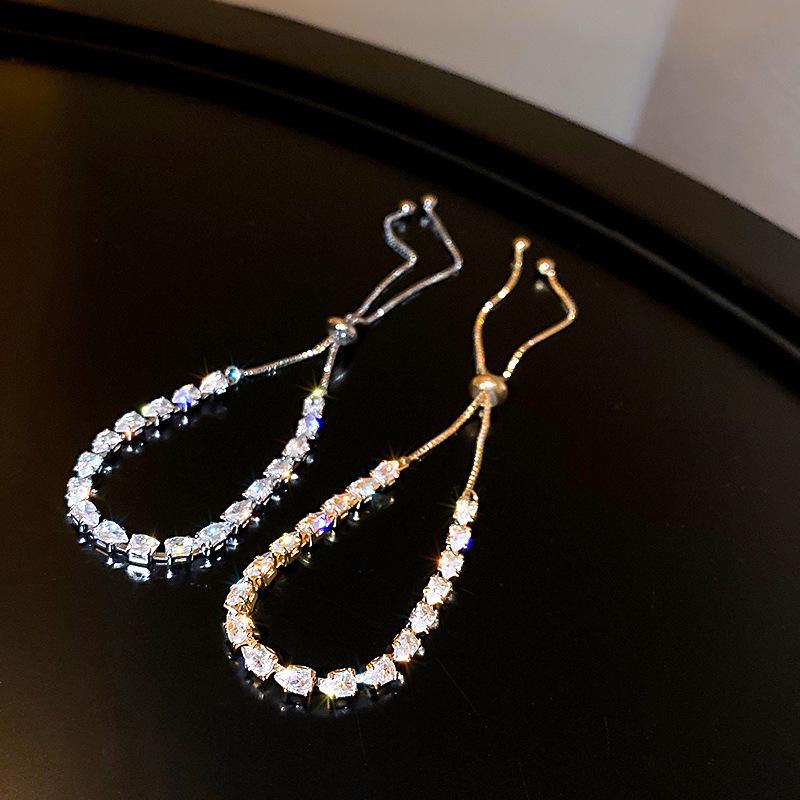 Luxurious Shiny Zircon Teardrop Geometric Bracelet - Elegant and Versatile Jewelry for Women.
Luxurious Shiny Zircon Teardrop Geometric Bracelet - Elegant and Versatile Jewelry for Women.