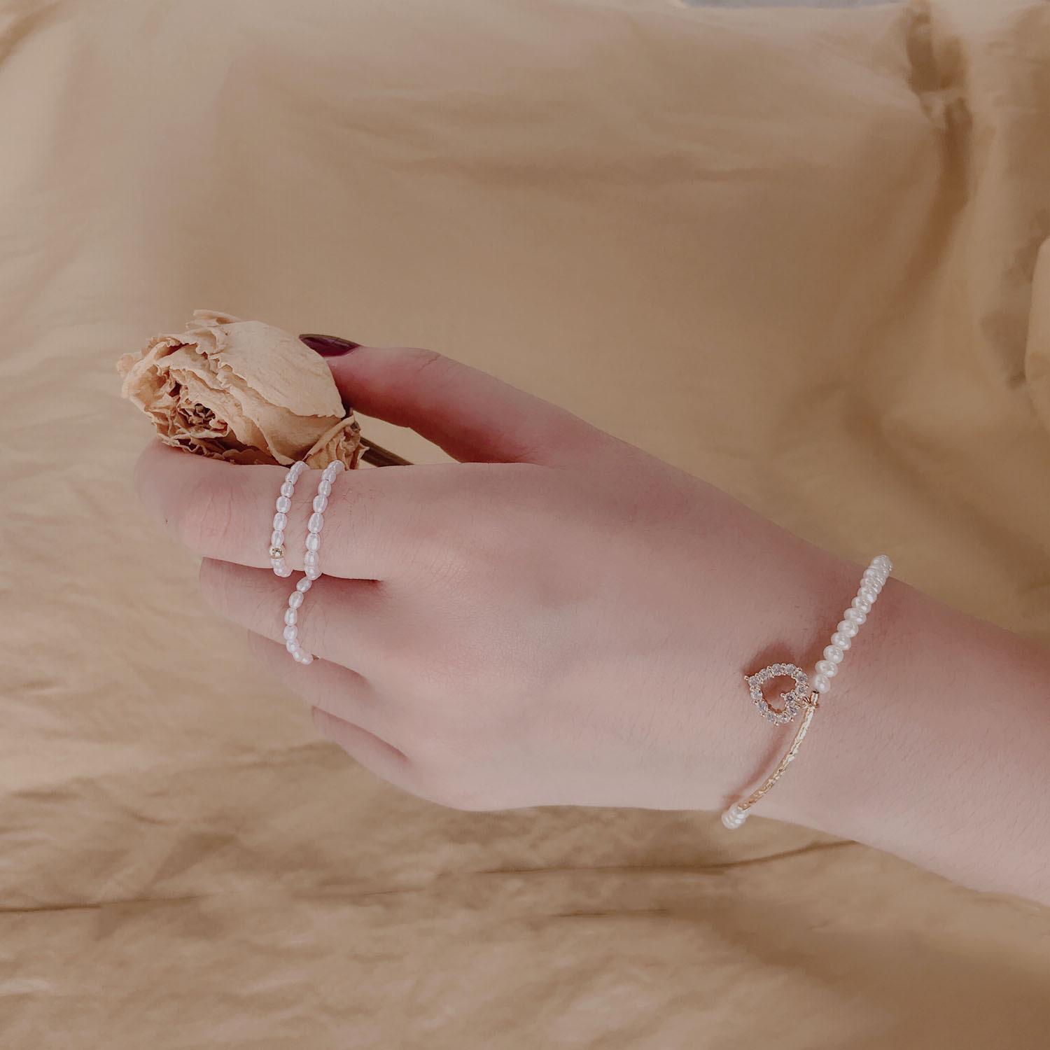 Эластичное кольцо из 14-каратного золота с бусинами и жемчугом-сеянцем пресноводного жемчуга - Штабелируемый и универсальный стиль One Size
Эластичное кольцо из 14-каратного золота с бусинами и жемчугом-сеянцем пресноводного жемчуга - Штабелируемый и универсальный стиль One Size