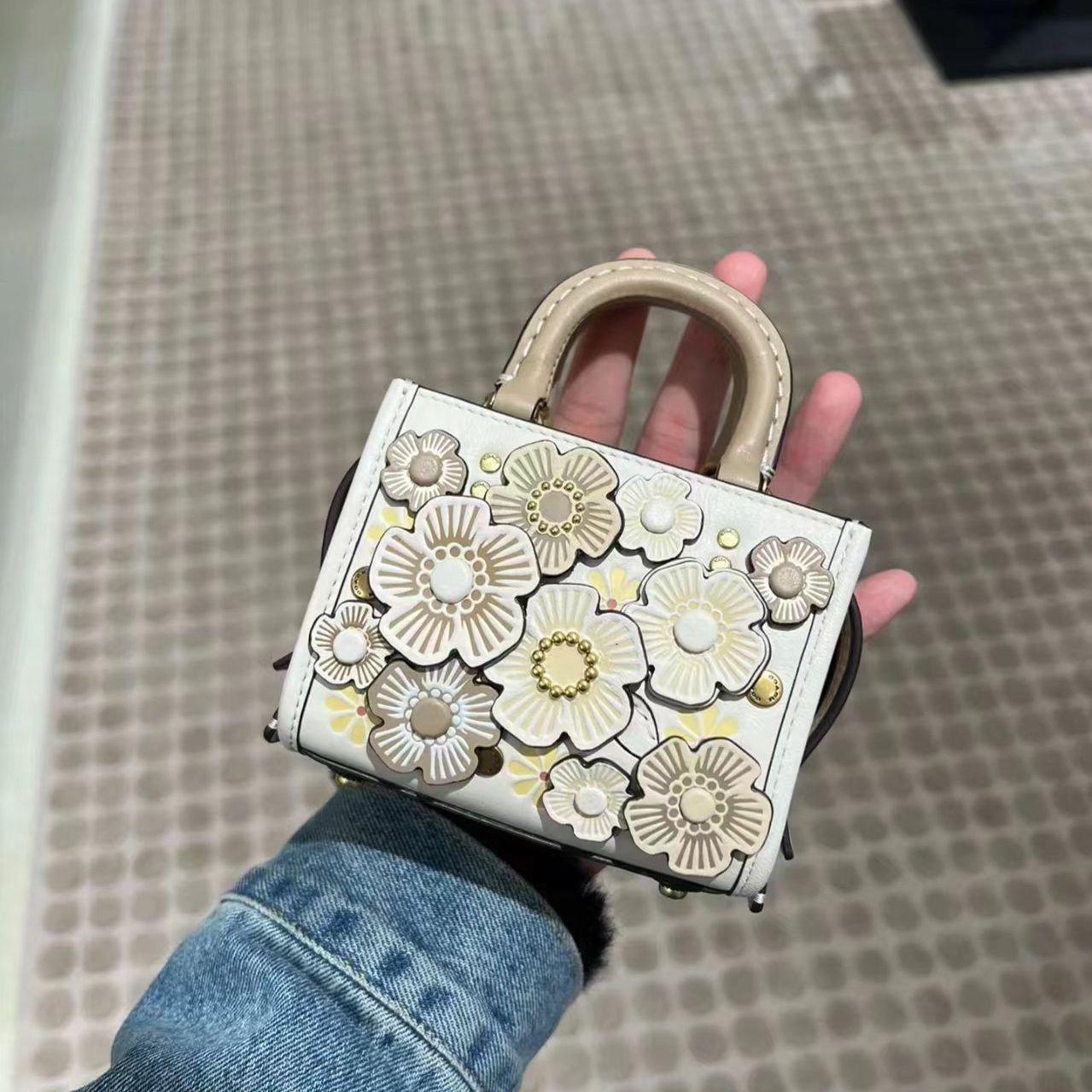 2024 Light Luxury Women s White Crossbody Handbag with Floral Embroidery белый
2024 Light Luxury Women s White Crossbody Handbag with Floral Embroidery белый