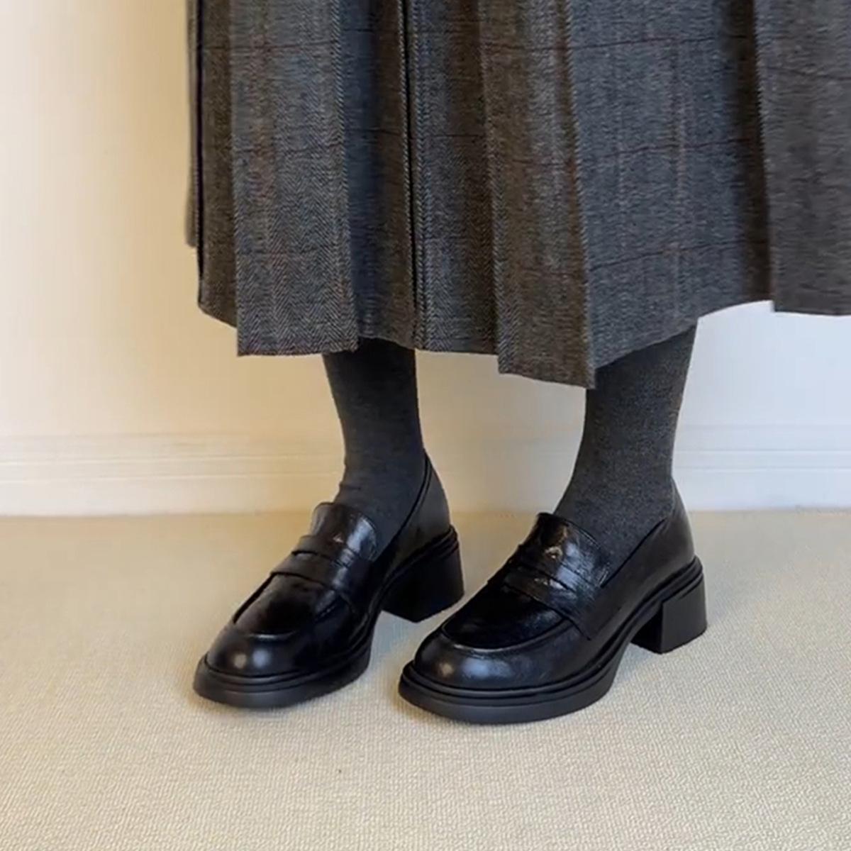 Sheepskin version~ New retro thick-heeled loafers, women s one-pedal round-headed single shoes, genuine leather commuting lazy small leather shoes 35
Sheepskin version~ New retro thick-heeled loafers, women s one-pedal round-headed single shoes, genuine leather commuting lazy small leather shoes 35