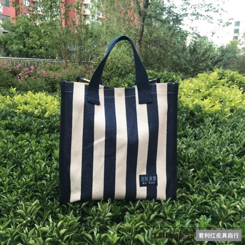 Korean version of the new canvas large-capacity waterproof shopping bag striped large bag simple mommy bag fitness bag leisure bag
Korean version of the new canvas large-capacity waterproof shopping bag striped large bag simple mommy bag fitness bag leisure bag