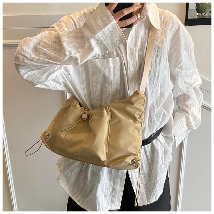 Весна 2025 новая легкая однотонная нейлоновая женская сумка модная сумка для отдыха большая вместимость на плечо сумка-мессенджер хаки
Весна 2025 новая легкая однотонная нейлоновая женская сумка модная сумка для отдыха большая вместимость на плечо сумка-мессенджер хаки