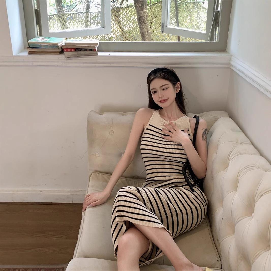 Hong Kong Spicy Girl Knitted Striped Sleeveless Slim Fit Mid-Length Summer Dress One size (recommended for up to 125 jin)
Hong Kong Spicy Girl Knitted Striped Sleeveless Slim Fit Mid-Length Summer Dress One size (recommended for up to 125 jin)