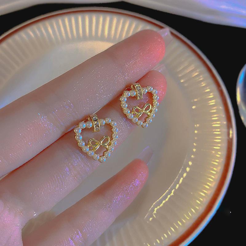 Pearl bow love stud earrings Korean fashion versatile earrings small exquisite light luxury earrings women
Pearl bow love stud earrings Korean fashion versatile earrings small exquisite light luxury earrings women