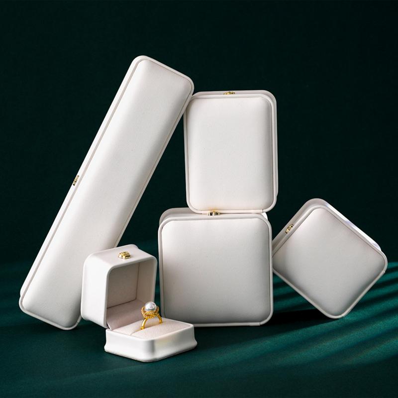 Шкатулка для украшений с застежкой в виде короны и пряжкой Высококачественная шкатулка для хранения украшений Шкатулка для ... колец, ожерелий Шкатулка для браслетов Ring Box белый
Шкатулка для украшений с застежкой в виде короны и пряжкой Высококачественная шкатулка для хранения украшений Шкатулка для ... колец, ожерелий Шкатулка для браслетов Ring Box белый