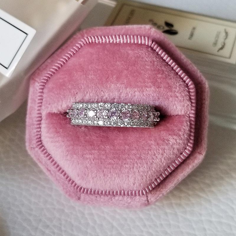 Shein Кольцо для помолвки с тремя рядами цирконов 3A и полным бриллиантовым паве для женщин - R4572 Size 9 розовый
Shein Кольцо для помолвки с тремя рядами цирконов 3A и полным бриллиантовым паве для женщин - R4572 Size 9 розовый