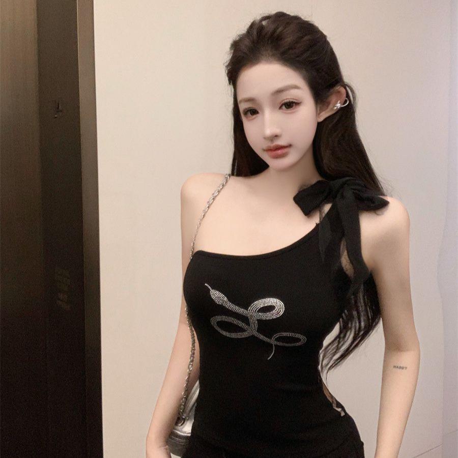 Spicy Rhinestone One-Shoulder Lace Camisole: Women s Summer Crop Top with Hollow-Out Backless Design S чорний
Spicy Rhinestone One-Shoulder Lace Camisole: Women s Summer Crop Top with Hollow-Out Backless Design S чорний