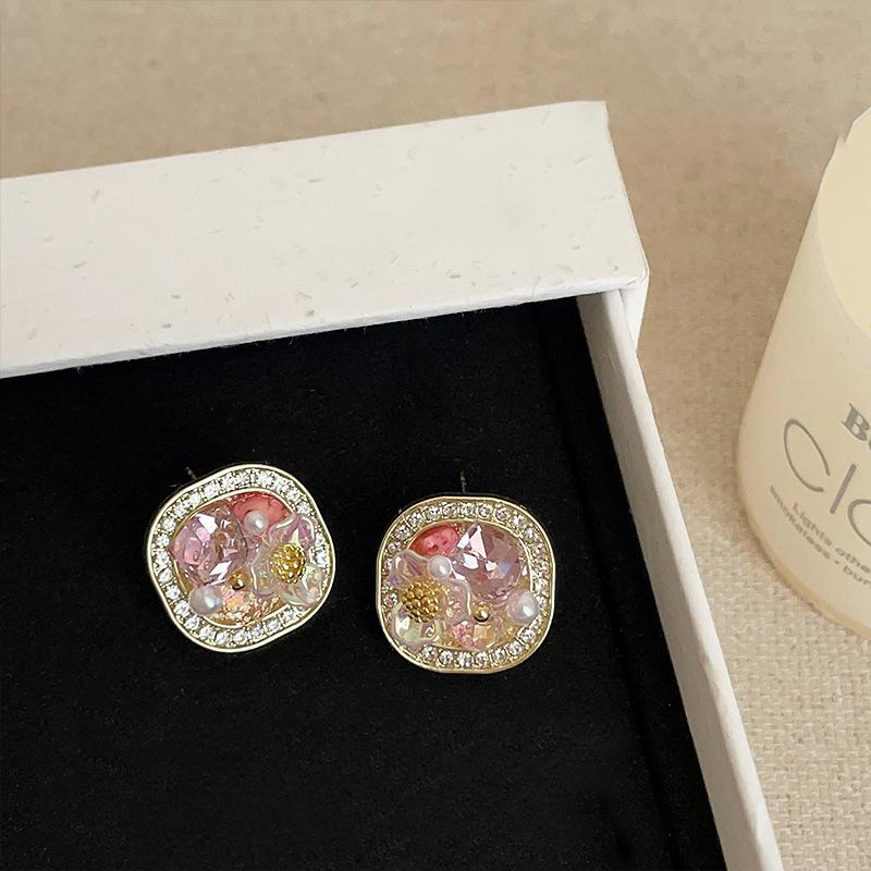 Zircon square pearl flower earrings simple temperament versatile earrings small fashion light luxury earrings women
Zircon square pearl flower earrings simple temperament versatile earrings small fashion light luxury earrings women