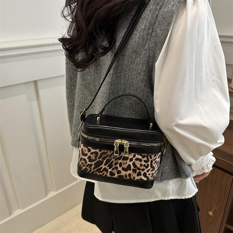 Spring women s bags popular handbags simple fashion small bags one shoulder oblique span box bags contrasting colors niche чорний
Spring women s bags popular handbags simple fashion small bags one shoulder oblique span box bags contrasting colors niche чорний