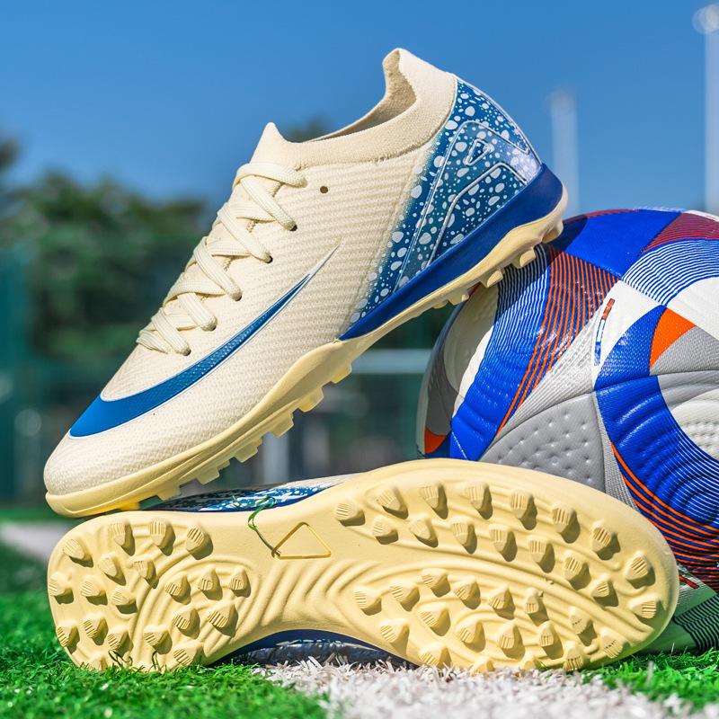 Large size couple new training football shoes TF broken nails student low top AG long nails artificial grass training shoes 35
Large size couple new training football shoes TF broken nails student low top AG long nails artificial grass training shoes 35