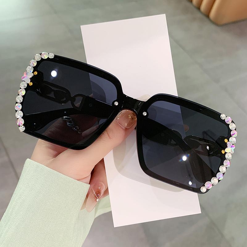 1PCS diamond fashion glasses Ladies diamond new fashion glasses, slim face, fashionable high-grade sunglasses, street shooting.
1PCS diamond fashion glasses Ladies diamond new fashion glasses, slim face, fashionable high-grade sunglasses, street shooting.