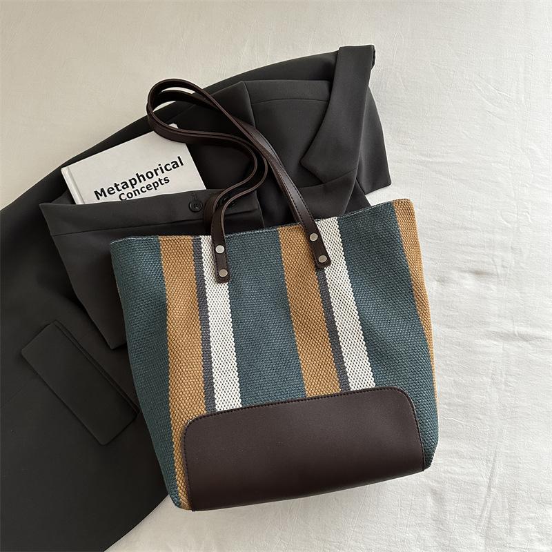 Сумка большой вместимости женская осень-зима 2025 новая полосатая парусиновая сумка повседневная на плечо тоут дорожная сумка синий
Сумка большой вместимости женская осень-зима 2025 новая полосатая парусиновая сумка повседневная на плечо тоут дорожная сумка синий