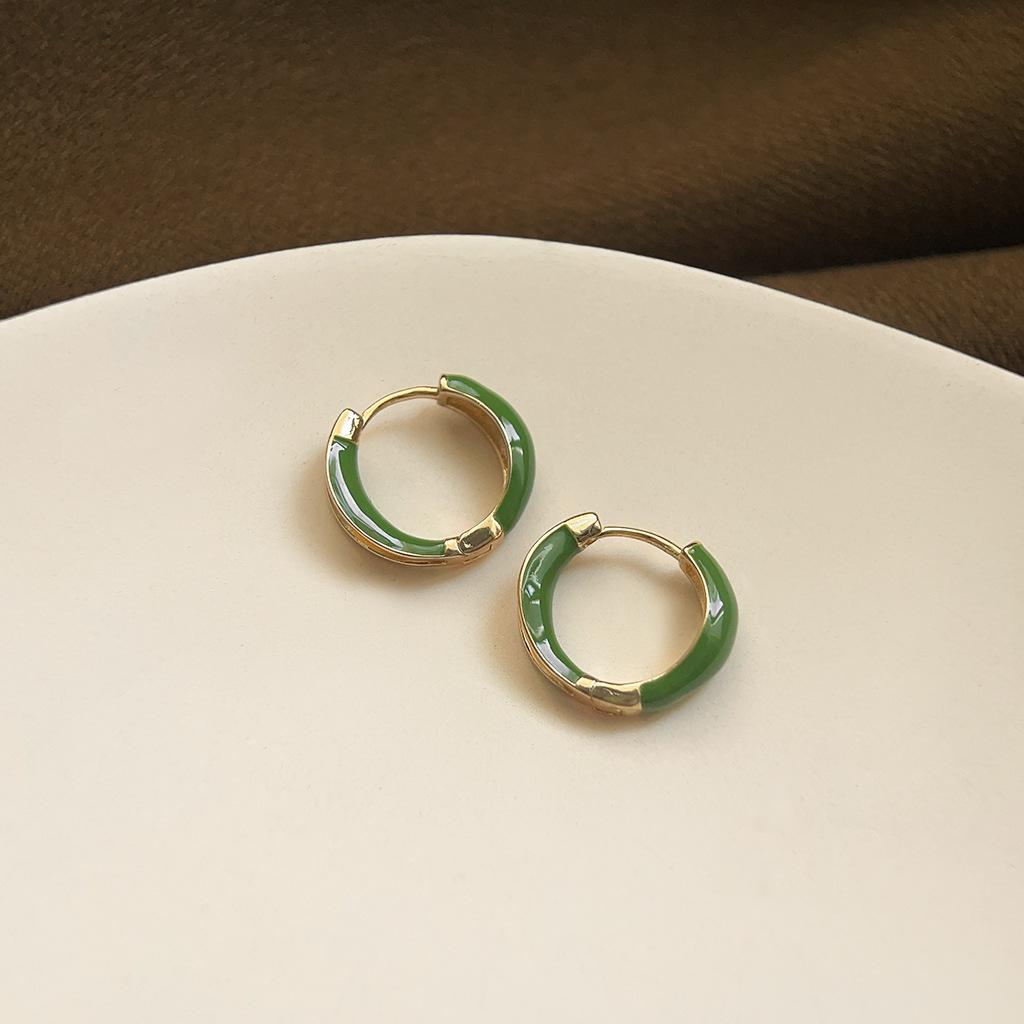 Изумрудные серьги-пусеты в стиле ретро середины века
Изумрудные серьги-пусеты в стиле ретро середины века