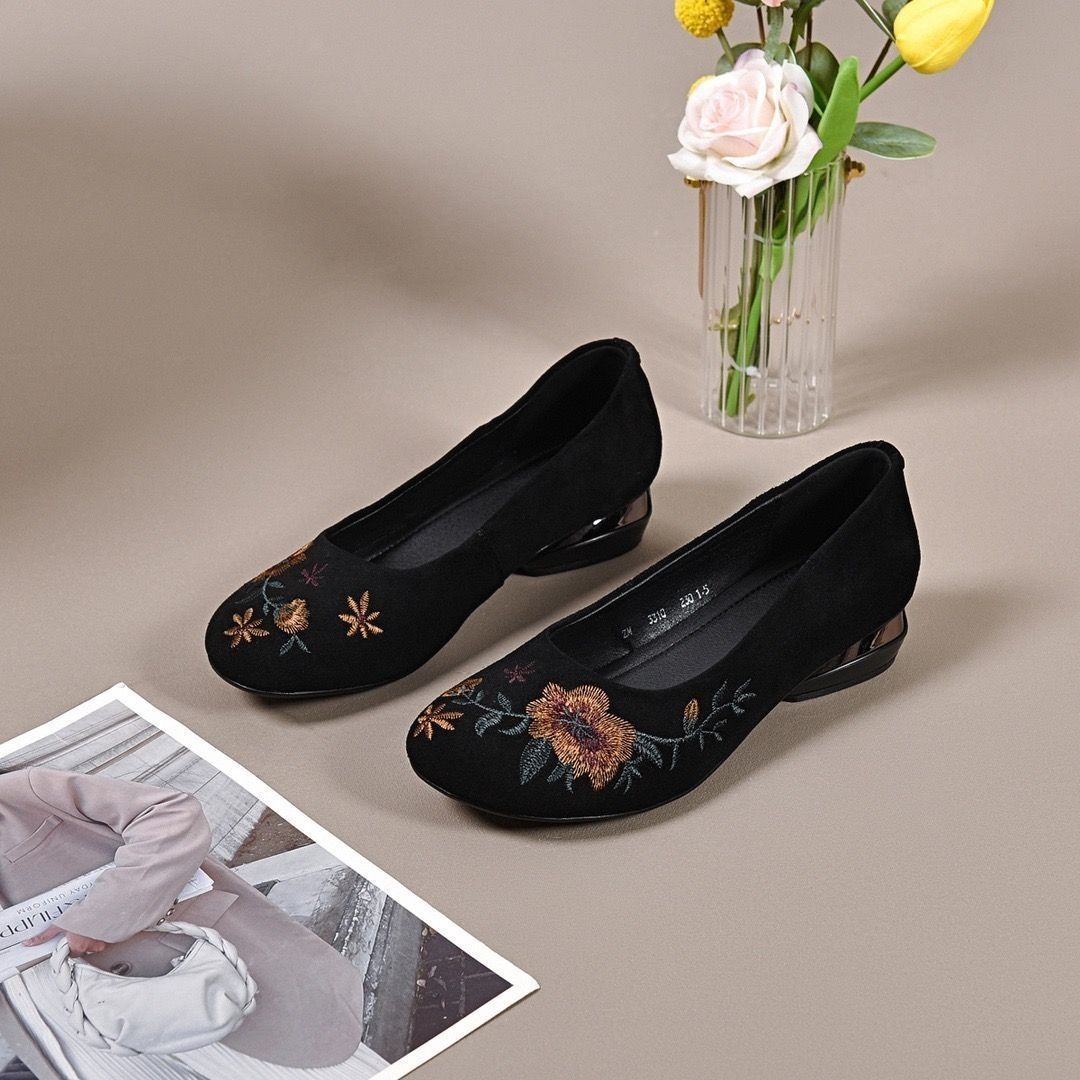 Coarse heel single shoes women s shallow mouth low heel mother shoes round head shoes embroidered shoes comfortable matte leather shoes soft leath 41 чорний
Coarse heel single shoes women s shallow mouth low heel mother shoes round head shoes embroidered shoes comfortable matte leather shoes soft leath 41 чорний