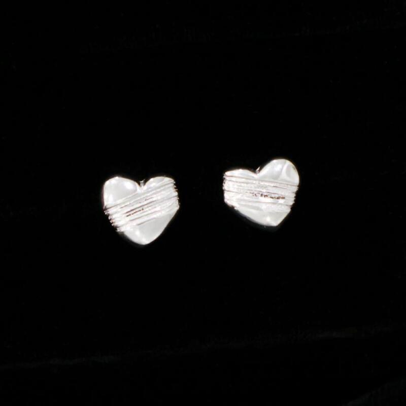 Heart-shaped ball earrings with cracking diagonal engraving mini earrings single
Heart-shaped ball earrings with cracking diagonal engraving mini earrings single
