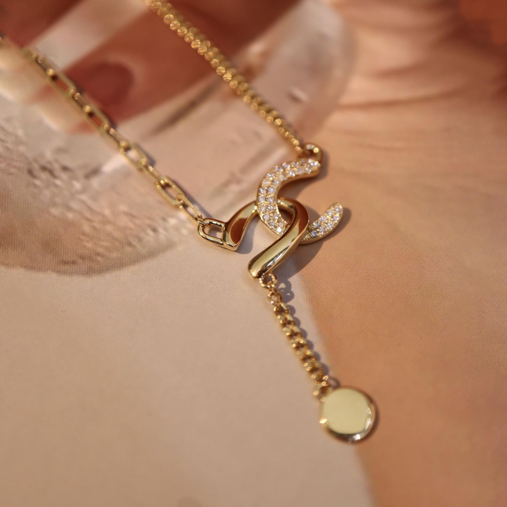 Gold-Plated S925 Sterling Silver Interlocking Pendant Necklace with Spliced Chain and Tassel Design 925 Silver
Gold-Plated S925 Sterling Silver Interlocking Pendant Necklace with Spliced Chain and Tassel Design 925 Silver