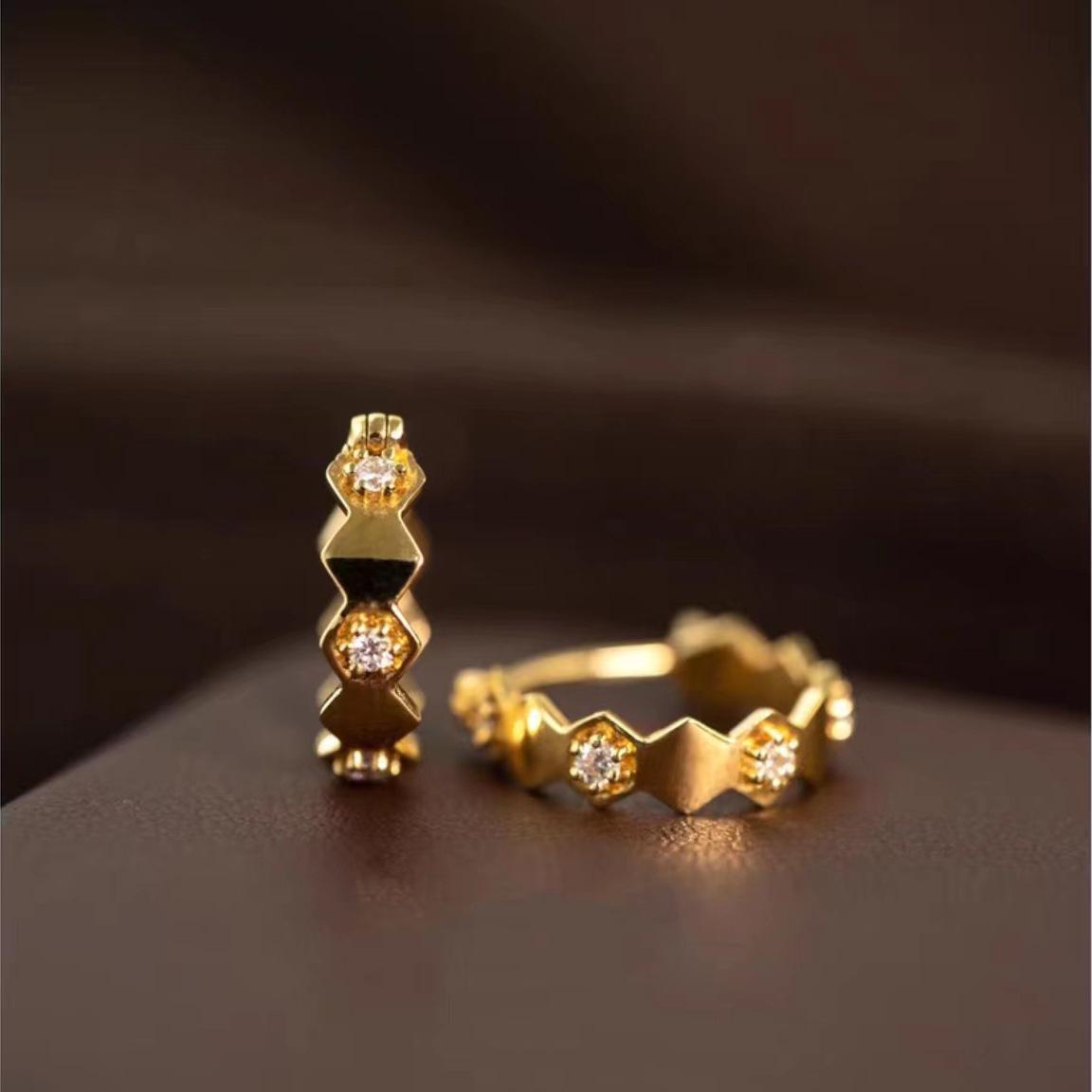 Sand Gold Inlaid Honeycomb Rhombus Earrings - Geometric Gold-Plated Women s Hoop Earrings
Sand Gold Inlaid Honeycomb Rhombus Earrings - Geometric Gold-Plated Women s Hoop Earrings