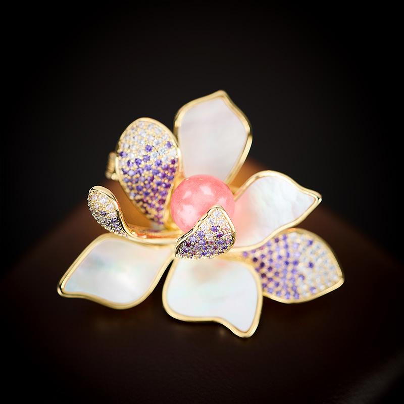 Women s Light Luxury Design Imitation Pearl Elegant Lotus Flower Brooch Fashionable And Versatile Niche Design Sense Brooch
Women s Light Luxury Design Imitation Pearl Elegant Lotus Flower Brooch Fashionable And Versatile Niche Design Sense Brooch