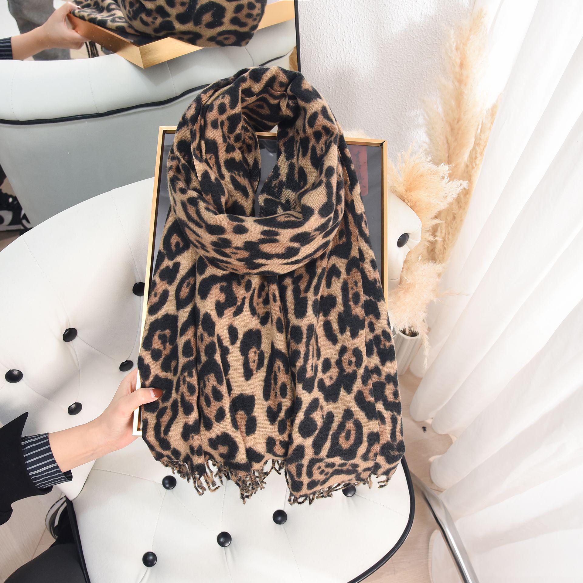 Классический шарф из кашемира с леопардовым принтом на осень/зиму - стильный и модный женский шарф 67*180 белый
Классический шарф из кашемира с леопардовым принтом на осень/зиму - стильный и модный женский шарф 67*180 белый