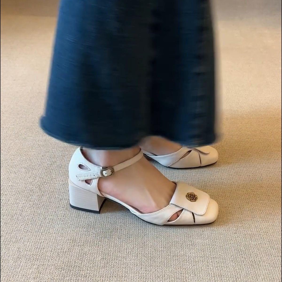 White camellia hollow bag head sandals women s square head commuting thick heel one-button single shoes 35
White camellia hollow bag head sandals women s square head commuting thick heel one-button single shoes 35