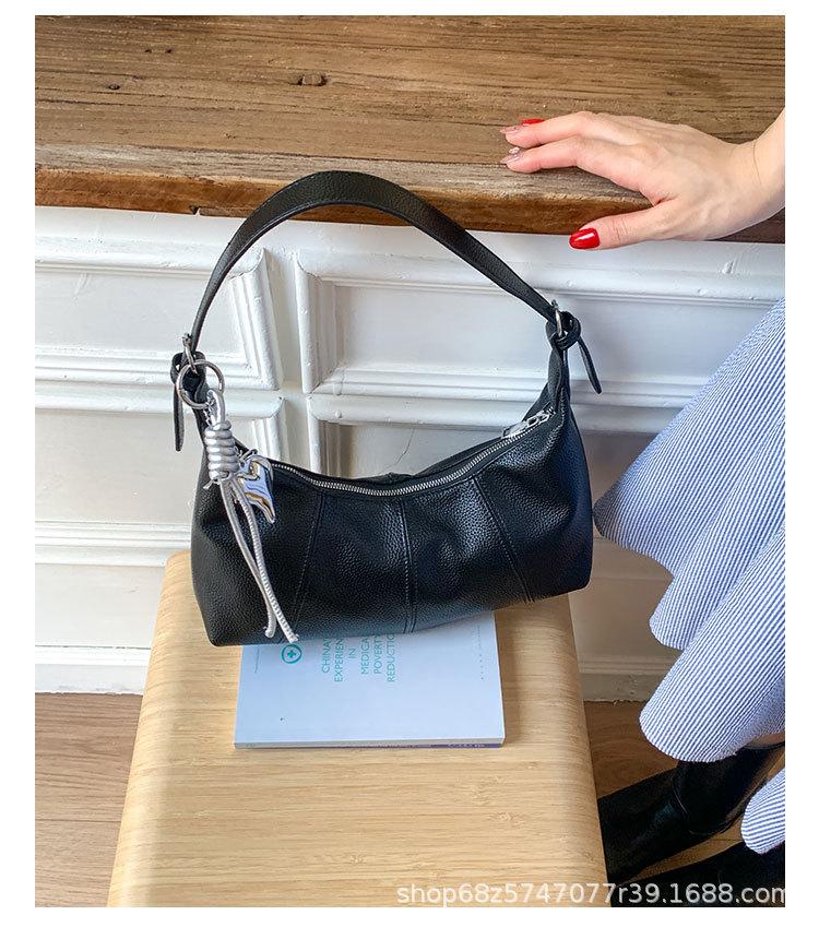 Retro oil wax leather messenger bag crescent bag 2025 new trendy large-capacity versatile shoulder bag textured underarm women s bag чёрный
Retro oil wax leather messenger bag crescent bag 2025 new trendy large-capacity versatile shoulder bag textured underarm women s bag чёрный