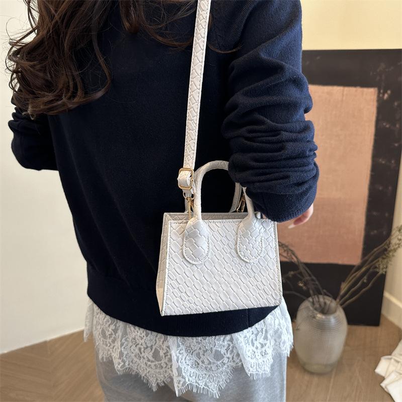 Solid color retro woven summer casual small square portable shoulder messenger bag світло-коричневого кольору
Solid color retro woven summer casual small square portable shoulder messenger bag світло-коричневого кольору