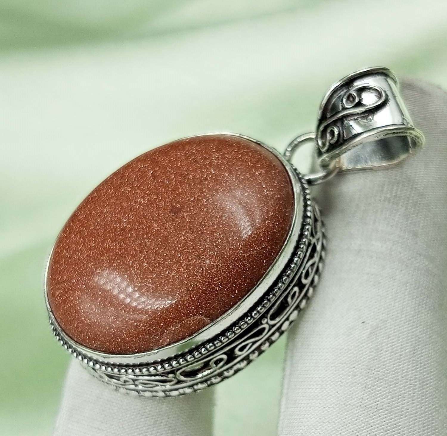 Антикварный винтажный овальный кулон Sunstone из стерлингового серебра 925 пробы с покрытием размером около 2 дюймов AVPP11
Антикварный винтажный овальный кулон Sunstone из стерлингового серебра 925 пробы с покрытием размером около 2 дюймов AVPP11