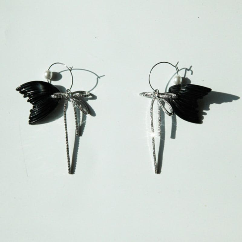 Сережки LOVUEE з чорними ангельськими крилами та кришталевими бантами Black Angel Wing
Сережки LOVUEE з чорними ангельськими крилами та кришталевими бантами Black Angel Wing