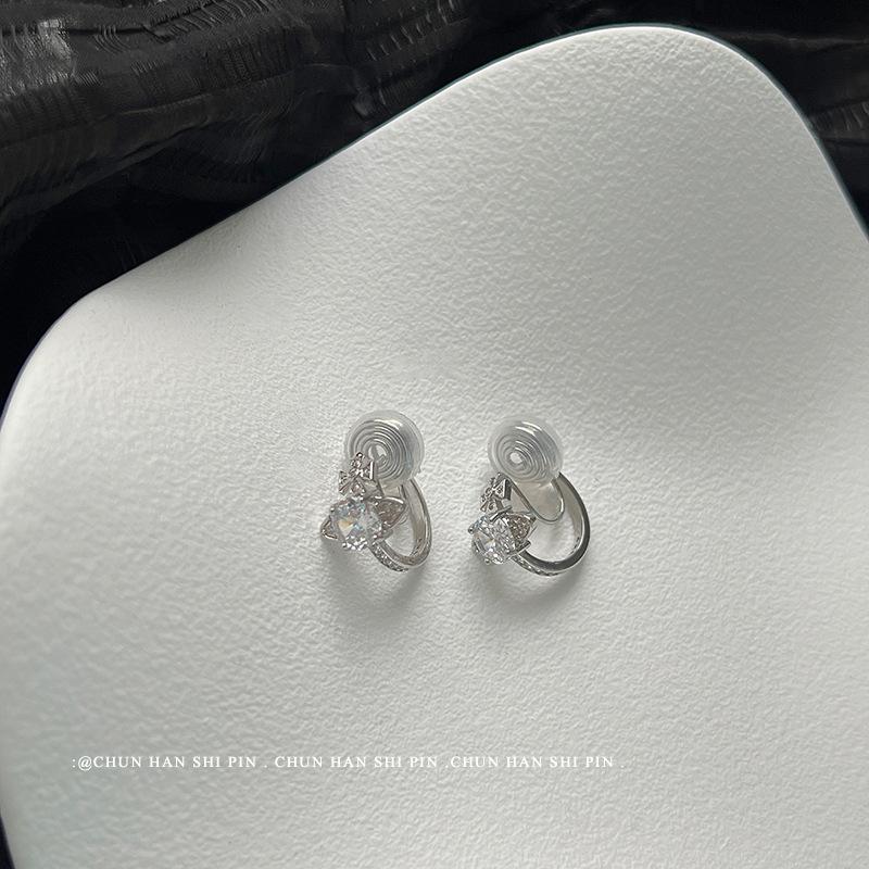 Saturn zircon C-type ear clips without ear piercings, high-end retro simple and cold wind earrings, niche mosquito coil disc earrings
Saturn zircon C-type ear clips without ear piercings, high-end retro simple and cold wind earrings, niche mosquito coil disc earrings