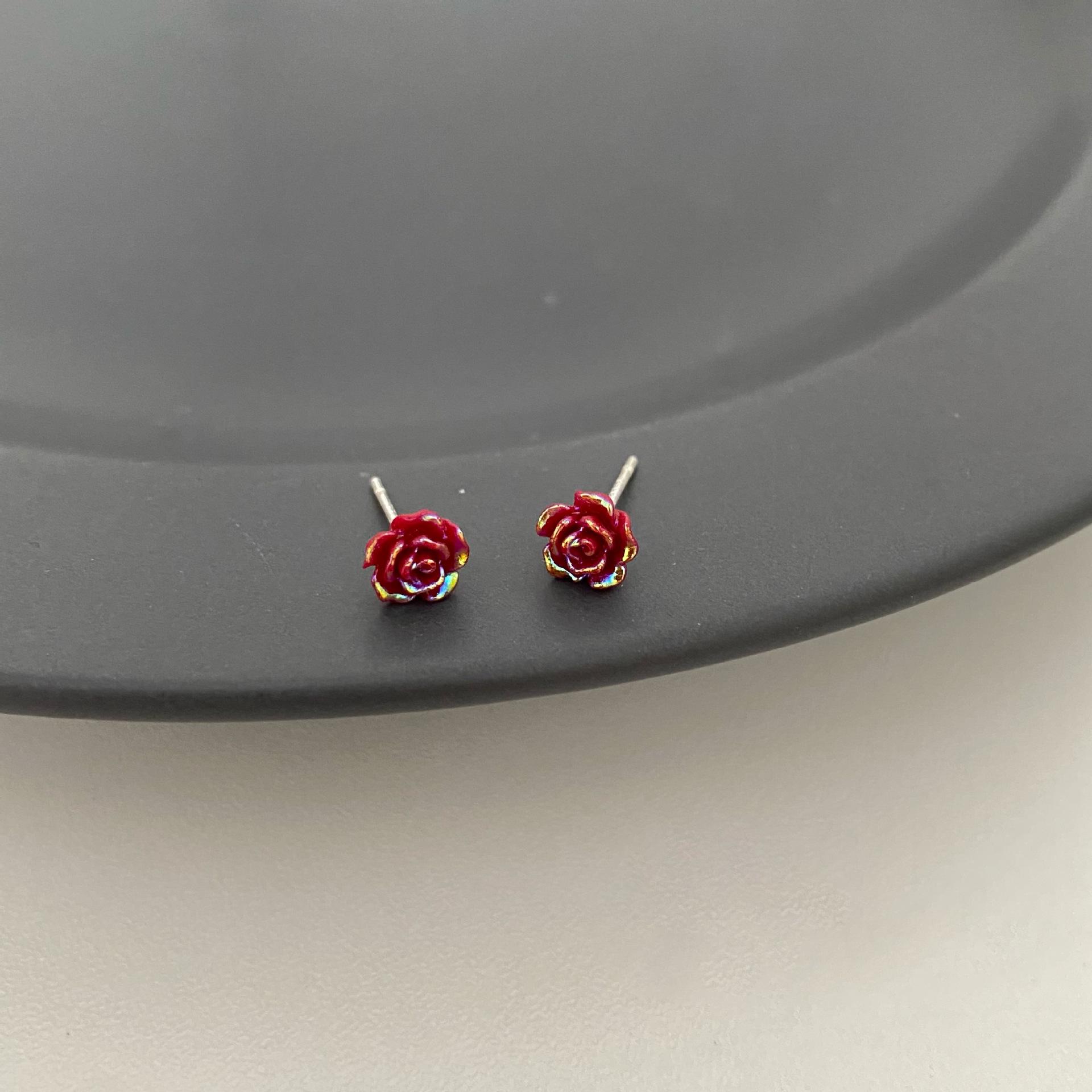 Корейские нишевые серьги-пусеты в виде маленьких роз - Простой, ретро-дизайн, тренд 2023
Корейские нишевые серьги-пусеты в виде маленьких роз - Простой, ретро-дизайн, тренд 2023