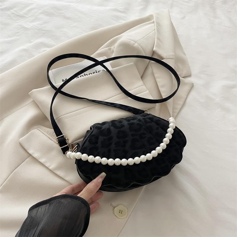 Niche Korean version shell bag 2025 autumn new bag women s fashion simple shoulder bag casual commuter messenger bag
Niche Korean version shell bag 2025 autumn new bag women s fashion simple shoulder bag casual commuter messenger bag
