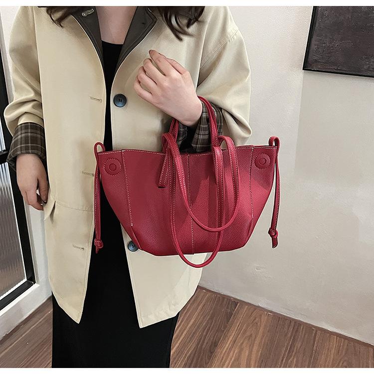 French niche design tote bag pleated underarm bag trendy large capacity shopping bag fashionable portable shoulder commuter bag червоний
French niche design tote bag pleated underarm bag trendy large capacity shopping bag fashionable portable shoulder commuter bag червоний