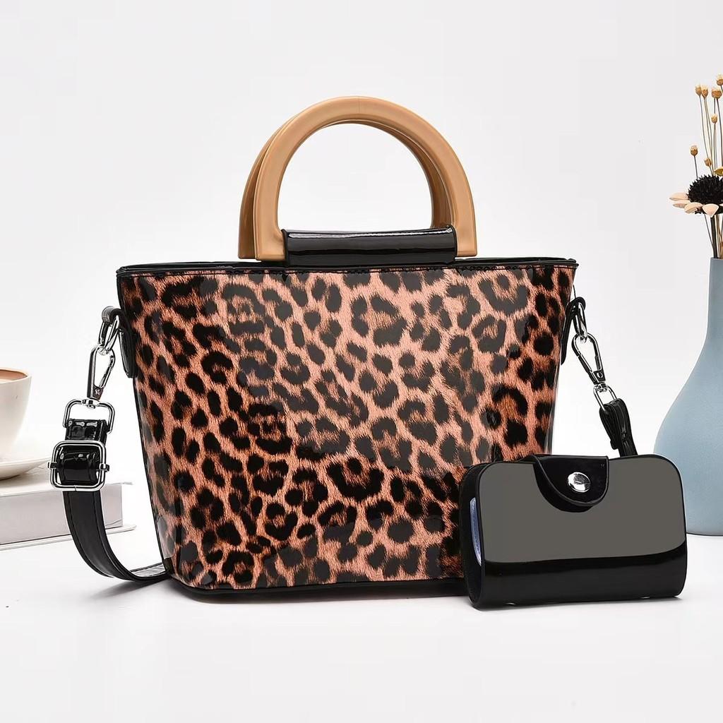 Модный набор сумок с животным принтом для мамы и ребенка, отличающийся просторным дизайном и элегантным стилем розовый
Модный набор сумок с животным принтом для мамы и ребенка, отличающийся просторным дизайном и элегантным стилем розовый