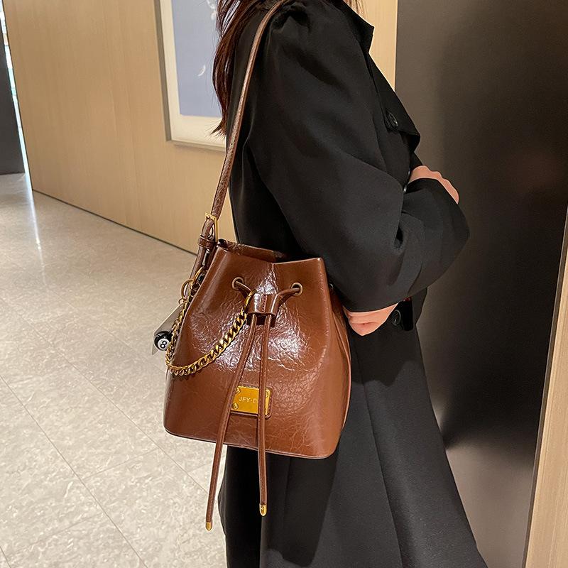 2025 autumn and winter new niche fashion versatile leisure bag high sense large capacity shoulder crossbody bucket mother bag 20*13*22 чорний
2025 autumn and winter new niche fashion versatile leisure bag high sense large capacity shoulder crossbody bucket mother bag 20*13*22 чорний