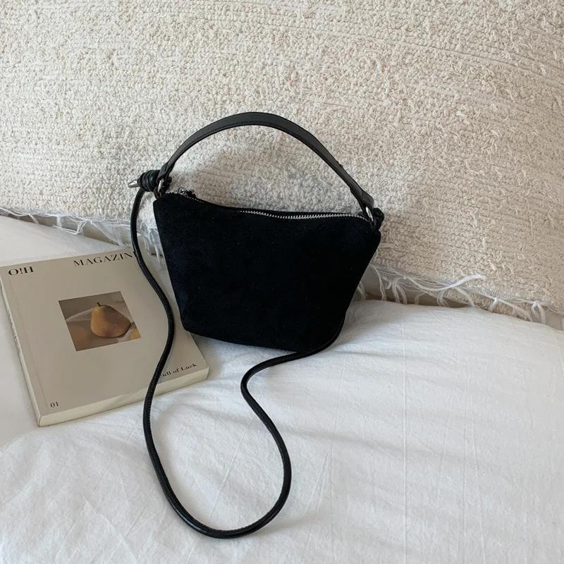 European American Retro Bucket Bags Fashionable Small Tote Bags Premium Solid Color Simple Bags New Niche Frosted Underarm Bags 20x5x11cm чёрный
European American Retro Bucket Bags Fashionable Small Tote Bags Premium Solid Color Simple Bags New Niche Frosted Underarm Bags 20x5x11cm чёрный