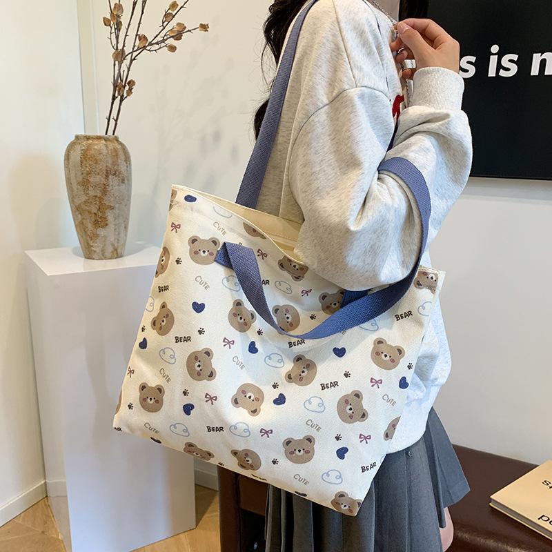 Female Students Carry Schoolbags While Having Classes on One Shoulder синій
Female Students Carry Schoolbags While Having Classes on One Shoulder синій