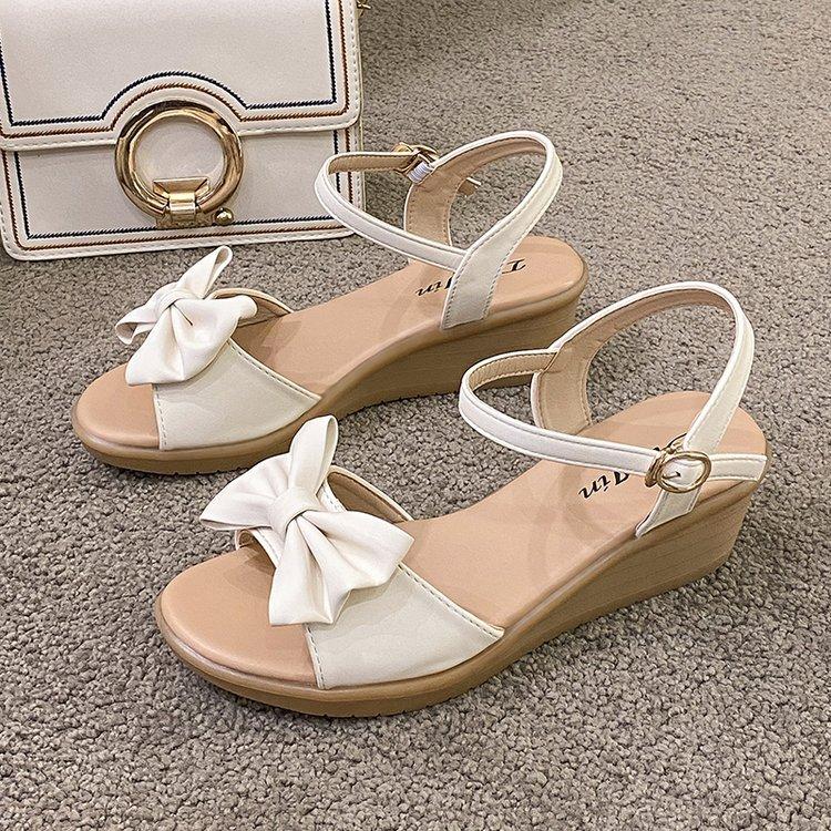 One-word buckle with side trade thick-soled bow mother women s shoes 2024 fairy style sandals wedge heel non-slip middle heel sandals 41 бежевий
One-word buckle with side trade thick-soled bow mother women s shoes 2024 fairy style sandals wedge heel non-slip middle heel sandals 41 бежевий